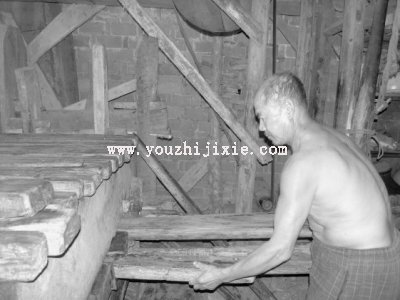 漸行漸遠的木榨油作坊 終究將被現(xiàn)代工業(yè)榨油技術替代(圖1)